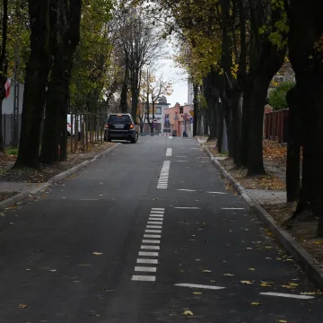 Piotrków Tryb.: ulica Staszica z wodociągiem i asfaltem