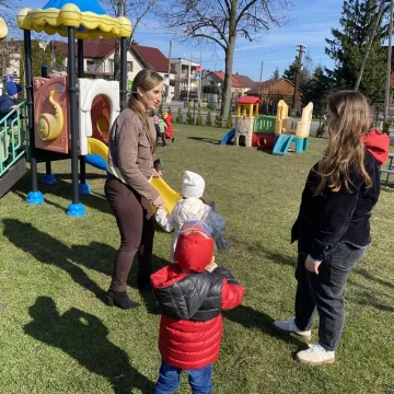Zajączek ukrył się w PP nr 5 w Radomsku. Dzieci ruszyły na poszukiwania