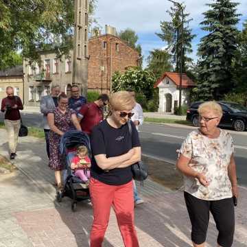 Mieszkańcy wzięli udział w „społecznym odbiorze” ul. Piłsudskiego w Radomsku. Takie spotkania mają stać się standardem