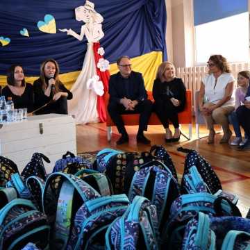 Joanna Przetakiewicz przekazała w PSP7 w Radomsku wyprawki szkolne dla uczniów z Ukrainy