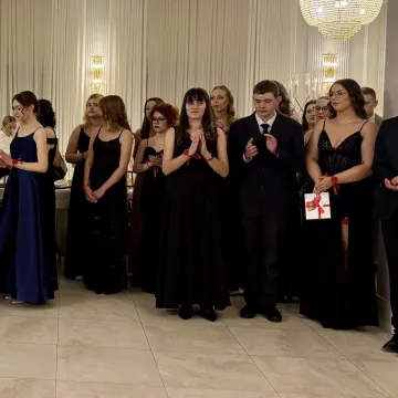 Odliczanie do matury rozpoczęło się eleganckim balem w LO Przedborzu