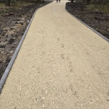 Postęp prac przy budowie tężni solankowych i ścieżek na Wrzoskach w Kamieńsku