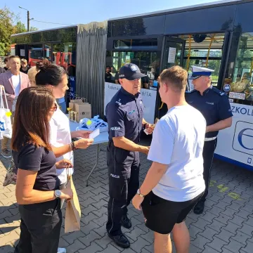 Policja i instruktorzy uczyli odpowiedzialnego kierowania pojazdem