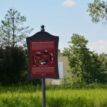 Na skwerach stanęły nowe tablice