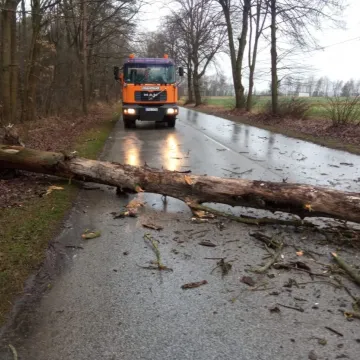 [AKTUALIZACJA] Załamanie pogody w pow. radomszczańskim. Interweniują strażacy