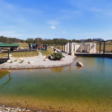 Wolontariusze pomagają odbudować herbaciarnię w Dojo Stara Wieś