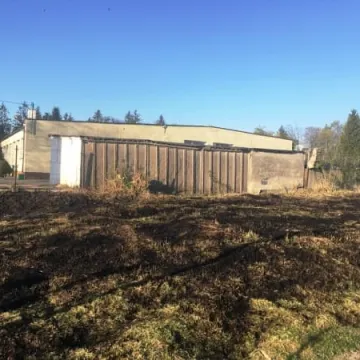 Pożar trawy na osiedlu przy ulicy Sadowej