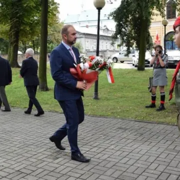 Kwiaty i pamięć w rocznicę wybuchu II Wojny Światowej