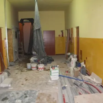  Pomimo wakacji w szkołach praca wre