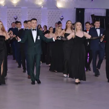 Studniówkowy wieczór uczniów radomszczańskiego Drzewniaka