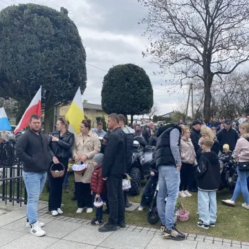 Tłumy motocyklistów i mieszkańców w Strzałkowie. Kolejna Moto Święconka za nami