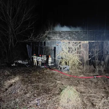 W Szczepocicach Rządowych ogień strawił drewnianą stodołę