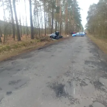 Wyprzedzał kilka samochodów. Stracił panowanie nad pojazdem