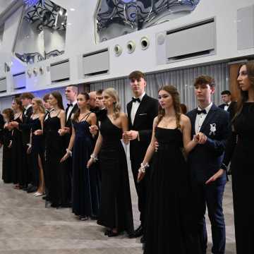 Eleganckie suknie i garnitury. Studniówka uczniów I LO w Radomsku