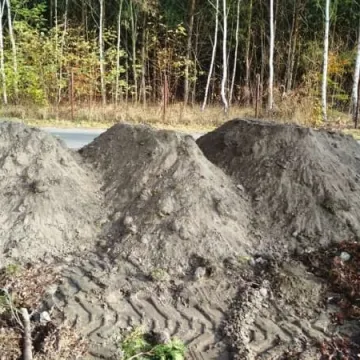 Wysypisko śmieci obok cmentarza w Przedborzu