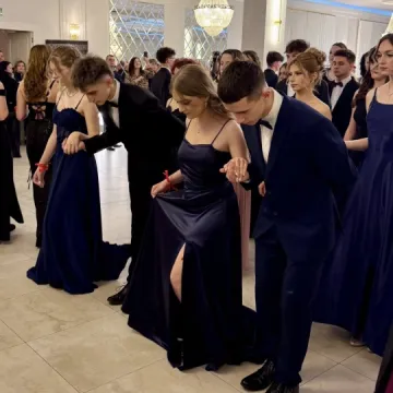 Odliczanie do matury rozpoczęło się eleganckim balem w LO Przedborzu