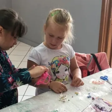 Warsztaty tworzenia biżuterii w MDK