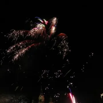 Noworoczne fajerweki na placu 3 Maja