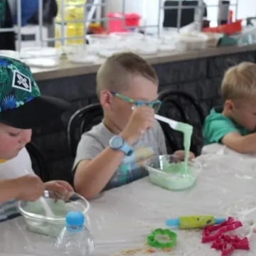 „Sensoryczne masy plastyczne”, warsztaty dla dzieci w MDK