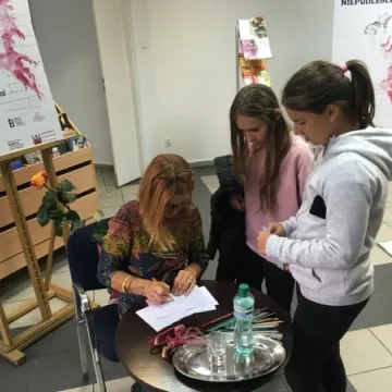 Spotkanie młodzieży z pisarką w bibliotece