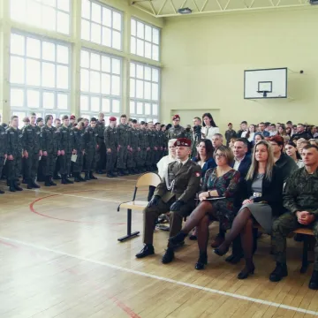 Klasy pierwsze z „Drzewniaka” złożyły ślubowanie. Wręczono wyższe stopnie