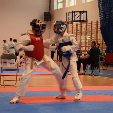 Karatecy na tatami na turnieju w Radomsku