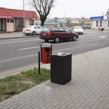 Montują nowe ławki i kosze