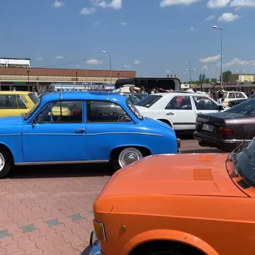Klasyki zaparkowały w Radomsku. Trwa Auto-Moto Weteran 5