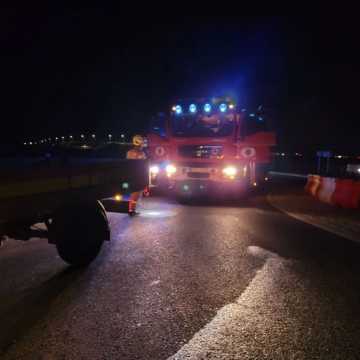 Plama oleju na węźle autostradowym w Kamieńsku