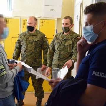 Policjanci, żołnierze i uczniowie z Tarnowskich Gór oddali krew dla komendanta policji w Radomsku