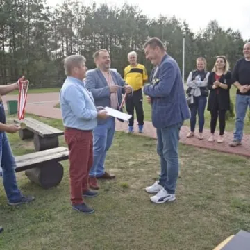 Zagrali w mini golfa