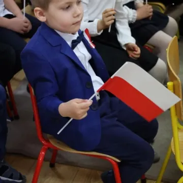 Na nowym maszcie PP4 w Radomsku powiewa już biało-czerwona flaga