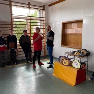 Gm. Gomunice: uczniowie spotkali się z Robertem Parzęczewskim