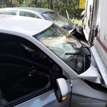 [AKTUALIZACJA] Dwie osobówki wjechały w samochód ciężarowy