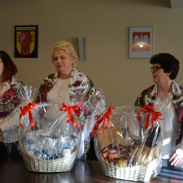 Panie z KGW „Myśliwczów” odebrały gratulacje od Zarządu Powiatu Radomszczańskiego