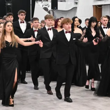 Polonez i odliczanie do matury. Studniówka ZSE w Radomsku