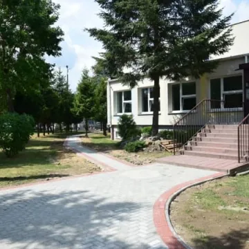 Nowe chodniki przy PSP nr 1 w Radomsku