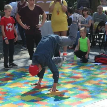 Taneczna wojna na placu 3 Maja