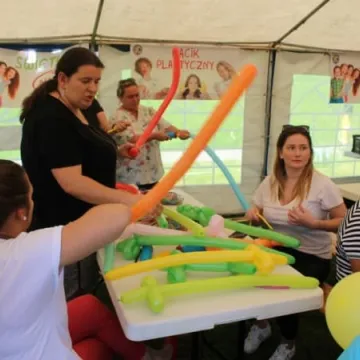 Barwny korowód z okazji Dnia Dziecka