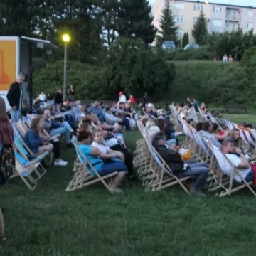 Seans filmowy pod chmurką w parku Solidarności