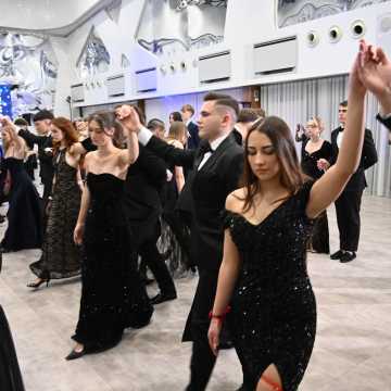 Eleganckie suknie i garnitury. Studniówka uczniów I LO w Radomsku