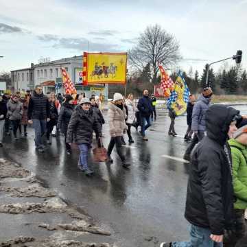 [WIDEO] Orszak Trzech Króli 2025 w Radomsku. „Kłaniajcie się królowie!”