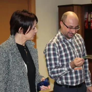 Elektryk obdarowuje szpital