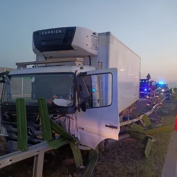 Wystrzeliła opona. Kierowca stracił panowanie nad pojazdem