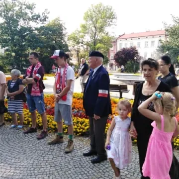 Ku czci powstańcom. Młodzież Wszechpolska i Ruch Narodowy ułożyli kotwicę