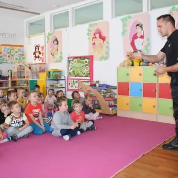 Strażacy szkolą przedszkolaków