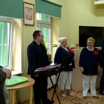 „Serce Matki’. Koncert dla pensjonariuszy Domu Pomocy Społecznej w Radomsku