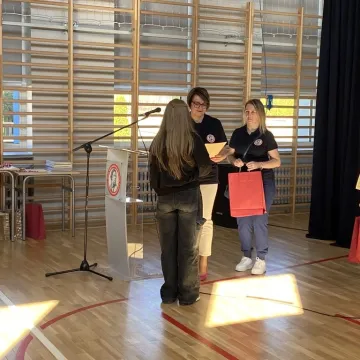 Foto budka, pokazy, poznawanie szkoły. Dzień  Otwarty w ZSP w Kamieńsku