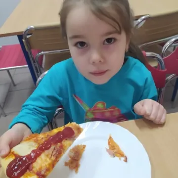 „Zerówiaki” z PSP 8 w Radomsku bawiły się na balu karnawałowym. Świętowały też dzień pizzy