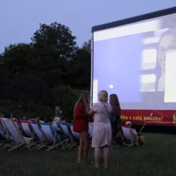 Seans filmowy pod chmurką w parku Solidarności
